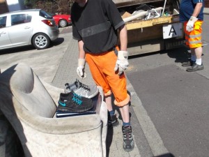 Müll0613 171a.jpg (207.76 KiB) 5163 mal betrachtet Es gab kein Zurück mehr, denn die Müllmänner wollten ihren Job tun: Ab ins Pressmüllauto mit dem Gerümpel!