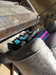 Müll0613 173.jpg (282.48 KiB) 5163 mal betrachtet "Bequem" liegen die Schuhe und Stiefel in der Müllschüttung zum Pressen. Dann wird's allerdings "unbequem".