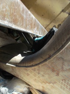 Müll0613 176.jpg (312.93 KiB) 5157 mal betrachtet An der Kante des Pressschildes entlang fotografiert.