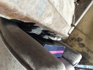 Müll0613 178.jpg (273.36 KiB) 5434 mal betrachtet Keine Chance auf Rettung mehr, denn die Müllpresse ist schon dabei, meine Sneaks plattzumachen. Schnell rausziehen geht schon nicht mehr!