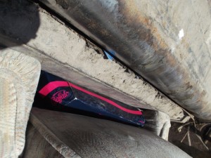 Schmutziger kalter Stahl gegen weiches Polstermöbel und weiches Leder mit zierlichen Absätzen.