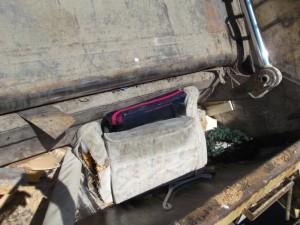 Ausrangierte Schuhe und Stiefel waren die letzten, die auf dem Polstersessel &quot;Platz genommen&quot; hatten.