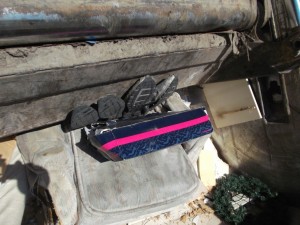 Müll0613 190.jpg (277.51 KiB) 5322 mal betrachtet Schlimme Anblicke: Die Schuhe und Stiefel winden und verbiegen sich unter dem ungeheuren Pressdruck und werden plattgemacht.