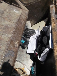 Müll0613 193.jpg (295.46 KiB) 4975 mal betrachtet Sofort fasste die Presse nochmals nach, denn der gepresste Dreck musste neuem Gerümpel Platz machen.