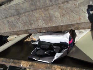 Gerne hätte ich mal die Stiefel genauer angesehen, bevor die Presse sie zermalmt, aber in eine laufende Presse zu greifen ist dummer Leichtsinn. Deshalb: So geil und wertvoll die Sachen in der Müllschüttung auch sein mögen: Eine Hand, ein Arm, oder gar ein Menschenleben ist ungleich wertvoller!!! Also vor meinen Augen platt pressen lassen!