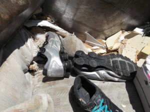 Müll0613 201.jpg (276.62 KiB) 5244 mal betrachtet Hier sieht man den total zerpressten einen Shox (Vorfußbereich)