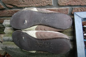 DSC_0461.JPG (823.89 KiB) 4633 mal betrachtet Die Sohlen sind damit wohl fertig.