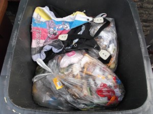 Müll0813 070.jpg (299.16 KiB) 5916 mal betrachtet Lauras Girly-Handtasche war so kaputt, dass sie nicht einmal mehr als Mülltüte geeignet war.