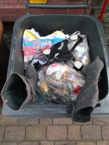 Müll0813 071.jpg (309.72 KiB) 5920 mal betrachtet Tamara "steuerte" auch für die kommende Müllabfuhr ein Paar ihrer abgelatschten Wildlederstiefel "bei".