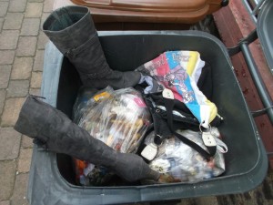 Müll0813 072.jpg (271.9 KiB) 6233 mal betrachtet Tamara hatte es wohl eilig, denn sie stellte eher ihre ausrangierten Stiefel in unsere Mülltonne ohne sich noch groß Gedanken zu machen, ob das so seine Ordnung hat.