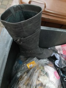 Müll0813 074.jpg (297.54 KiB) 6233 mal betrachtet Noch standen ihre Stiefel stolz auf dem Müll, doch Tamaras Aufgabe wäre es gewesen, bei einer schon recht vollen Tonne ihren Abfall "ordentlich" reinzustopfen, damit der Deckel sich schließen lässt.