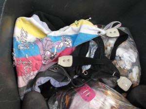 Müll0813 075.jpg (275.51 KiB) 5920 mal betrachtet Peinlich peinlich, wie manche Mädels noch mit solch einem verlotterten Zeug auf der Straße rumrennen.