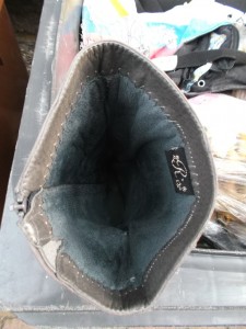 Müll0813 077.jpg (287.63 KiB) 5920 mal betrachtet Nie mehr würden zarte duftende Frauenfüße und schöne Beine in diesen Stiefeln stecken.