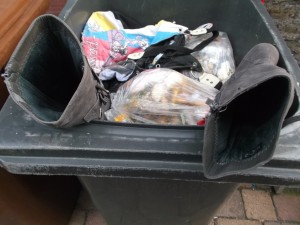 Müll0813 080.jpg (278.77 KiB) 5916 mal betrachtet Die Stiefel scheinen sich regelrecht nach rettenden Händen zu recken, aber alles vergebens, denn die bleiben im Müll!