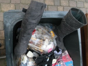 Müll0813 081.jpg (264.92 KiB) 6233 mal betrachtet Noch sehen sie gar nicht aus wie Müllstiefel, aber das sollte sich schnell ändern.