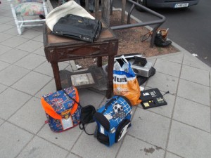 Müll0813 002.jpg (300.92 KiB) 12704 mal betrachtet Die "Sperrmüll-Hyänen" umkreisten die Rucksäcke. Doch welcher der Geier hatte ein "Erstrecht"?