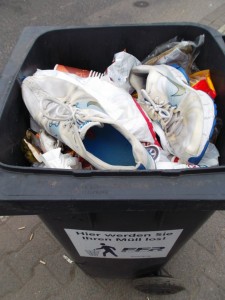 Diese Nikes dürften wohl &quot;auf eigenen Sohlen&quot; zur Mülltonne gelaufen sein?!