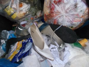 Kaum in der Mülltonne gelandet und schon liegt der erste Siff und Dreck auf den verstoßenen Schuhen.