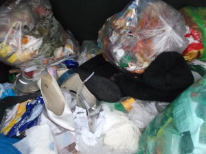 Müll0813 059.jpg (294.81 KiB) 10124 mal betrachtet Den geilen "Restmüll" kann man doch nicht "einfach so" liegenlassen?!