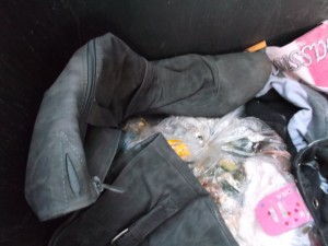 Dieser Stiefel stand einmal stolz auf dem Müll; - bis Lena ihren fetten Küchenmüllbeutel drauf geworfen hat.