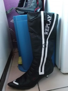 Müll0813 250.jpg (290.72 KiB) 5334 mal betrachtet Das supergeile Replay-Stiefelpaar steht unleugbar hier zur "weiteren Entsorgung".