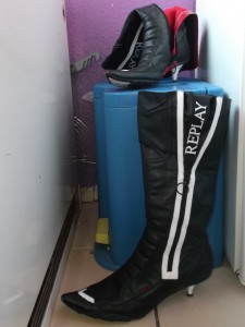 Müll0813 252.jpg (272.7 KiB) 5338 mal betrachtet Ich habe dumm geplappert und die armen geilen Stiefel müssen nun dafür ihren letzten Gang antreten.