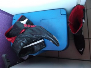 Müll0813 257.jpg (250.56 KiB) 5338 mal betrachtet Wenn Dreck reingeworfen wird, nimmt jedesmal Anja oder Jessica den einen Stiefel kurz hoch. Sie legen ihn aber immer wieder zurück; - vermutlich, weil er dort "hingehört".