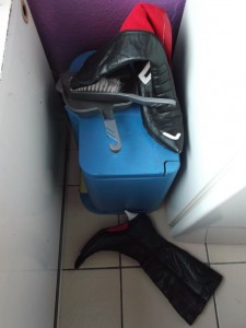 Müll0813 260.jpg (249.14 KiB) 5338 mal betrachtet Den verstoßenen geilen Stiefeln stehen nun schlimme anderthalb Wochen in unserer berüchtigten Restmülltonne bevor. Das feine Leder, das weiche Innenfutteral und der süße kleine Heel - all' das wird bald nur noch eklig versauter Frauenmüll sein.