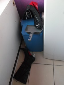 Müll0813 262.jpg (262.77 KiB) 5301 mal betrachtet Die armen Stiefel müssen weiter zittern. Wenn es doch nur schon zuende wäre. "Für alle Beteiligten besser?!"