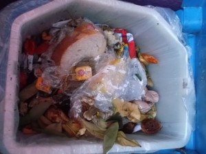 Müll0813 265.jpg (285.63 KiB) 5301 mal betrachtet Lauras süße Wäsche liegt schon mitten im Dreck und ist nicht mehr zu sehen. Anscheinend immer noch etwas Platz für Dreck und Essensreste.