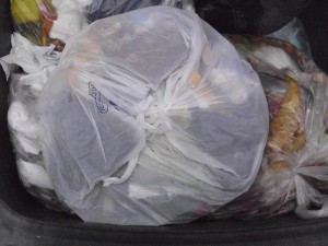 Anja02 055.jpg (189.07 KiB) 9782 mal betrachtet Die süßen Pantoletten aus dem Abfalleimer sind auch schon in die Mülltonne gekommen, um dort bald ihr Ende zu finden.