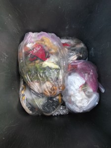 Müll0813 266.jpg (305.73 KiB) 5162 mal betrachtet Die erste Überraschung: Der volle Küchenmüllbeutel mit den sexy Wäschelumpchen war in der Mülltonne wie zu erwarten angekommen, aber wo waren die Stiefel?