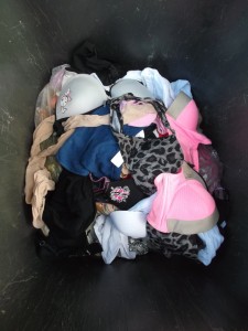 Müll0813 269.jpg (279.35 KiB) 5156 mal betrachtet Wow! Anscheinend hat Jessica bei sich, aber hauptsächlich bei Laura Wäsche ausrangiert. Jetzt weiß ich auch, was der kleine Karton vorm Kleiderschrank bedeutet hat.