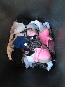 Müll0813 271.jpg (279.34 KiB) 5469 mal betrachtet Da hätte ich gerne mal drin rumgewühlt und die feinen weichen Stoffe und den Frauenduft eines Wäscheschrankes genossen, doch im Treppenhaus war wieder Bewegung.