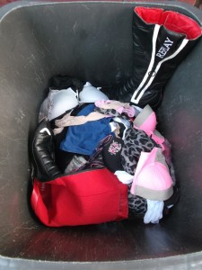 Müll0813 272.jpg (289.37 KiB) 5152 mal betrachtet Die sexy Wäsche war zum "Totenbett" für Jessicas supergeile Stiefel geworden!