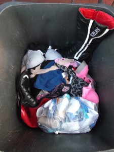 Müll0813 273.jpg (308.77 KiB) 5156 mal betrachtet Ich wollte gerade diesen von den meisten "ersehnten" Anblick von allen Seiten fotografieren, als ich Lena rechtzeitig bemerkte. also wieder weg. Sie brachte einen kleinen Beutel mit ihrem Intimmüll und Bababfällen und warf ihn in unsere Mülltonne.