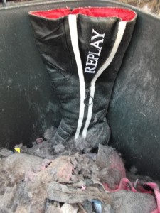 Müll0813 275.jpg (295.67 KiB) 5152 mal betrachtet Ich weiß ja selbst, dass in eine Restmülltonne auch Kehrricht und Dreck gehört, aber das hatten Die geilen Stiefel nun doch nicht verdient, auch wenn sie schon davor nur noch ausrangiert und Abfall waren.