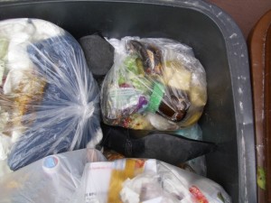 Anja02 068.jpg (386.38 KiB) 9782 mal betrachtet Martinas Partystiefel in einer hoffnungslosen Lage: Eine Stiefelspitze durch das Müllgewicht runtergebogen, der andere Stiefel zusammen gesackt, und die Müllbrühe sickert aus dem undichten Beutel auf das feine Lackleder. Die Buffalos duften nicht mehr nach getragenem edlen Leder, sondern nach Ekelmüll. Keine Chance, je wieder an die zarten Füße einer Frau zu kommen.