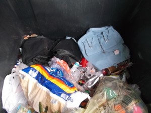 Nebendran lagen ganz unten im Dreck eine Sport- und Handtasche.