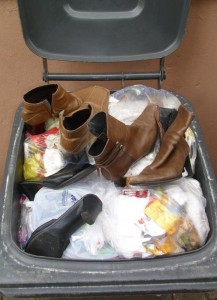 Anja02 075.jpg (164.8 KiB) 9750 mal betrachtet Altmodisch, abgelatscht und verschwitzt; alle reif für den Müll!