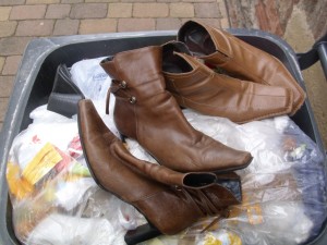 Anja02 080.jpg (192.5 KiB) 9750 mal betrachtet Ihr ahnt es sicher schon: Der ganze Dreck musste platt gestampft werden!