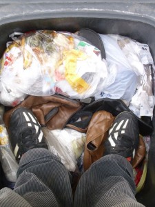 Durch das Einstampfen werden die Schuhe auch mit dem übrigen Hausmüll vermischt, was ja im Müllauto eh geschieht.