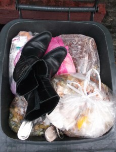 Müll0813 319.jpg (304.85 KiB) 4971 mal betrachtet In einer Regenpause brachte Martina Müll runter zur Tonne. Sie klingelte bei mir und fragte mit etwas gespieltem Augenaufschlag, ob ich Platz in unserer Mülltonne noch schaffen würde, denn "einiges" müsste bei ihr noch weg. Natürlich bin ich hilfsbereit. Grins!