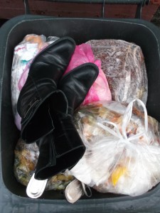 Müll0813 320.jpg (336.83 KiB) 4971 mal betrachtet In der einen Hand hing ein Küchenmüllbeutel und zwischen ihren Fingern baumelten zusätzlich noch ihre sexy Slingpumps, die sie immer zu festlichen Gelegenheiten getragen hat. In der anderen Hand hatte sie ihre viel zu oft getragenen Echtleder-Stiefeletten, welche man ru recht als "natürlich vernichtet" bezeichnen konnte.