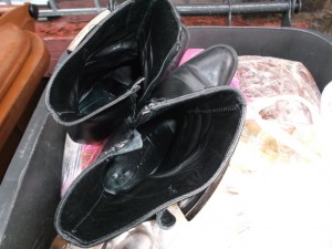 Müll0813 323.jpg (284.34 KiB) 4971 mal betrachtet Aus dem verlatschten Inneren der Stiefeletten verströmte ein geiler süßer Duft getragenen Leders.