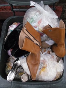 Müll0813 326.jpg (299.28 KiB) 4971 mal betrachtet Ich wollte gerade in die Mülltonne einsteigen und alles runtertreten, als Martina nochmals kam und zu meinem Entsetzen ihre noch sehr schönen Buffalos auf den Dreck stellte.