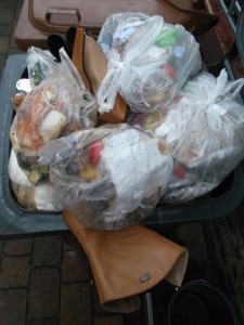 Müll0813 329.jpg (292.6 KiB) 4971 mal betrachtet Lena meinte noch zu uns: "Weg mit dem alten Scheiß!" Das war gemein!