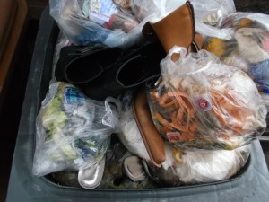 Müll0813 331.jpg (287.56 KiB) 4971 mal betrachtet Martina sah meine Miene und meinte: "Mir tuts auch ein bisschen leid. Deshalb schnell alles einstampfen und vergessen!"