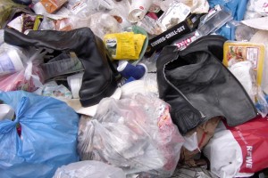 Marina09 015.jpg (278.91 KiB) 11418 mal betrachtet Turnschuhe ja, aber Kult-Buffalos im Campingplatz-Müllcontainer ist schon merkwürdig. Müll ist halt immer für Überraschungen gut!