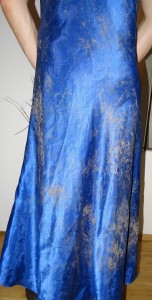 blaues Satinkleid